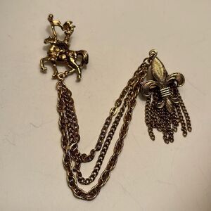 Vintage Gold Tone Knight and Fleur De Lis Sweater Cloak Pin